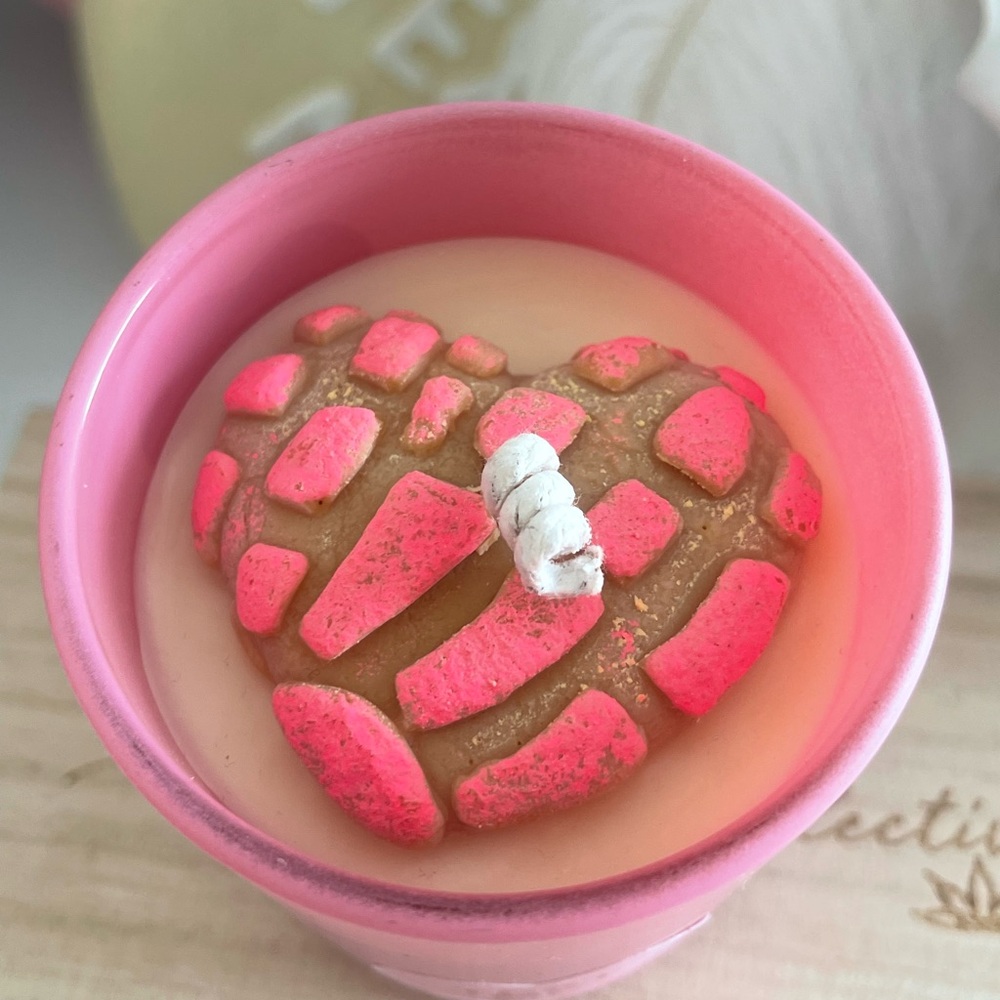 Valentine’s heart concha candle